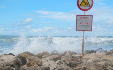 Hay unos compromisos por parte de la comunidad como no arrojar basuras a los caños y canales para evitar inundaciones. Colprensa