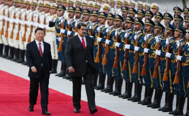 Fue recibido con honores militares por el mandatario chino, Xi Jinping, y acudió a reuniones en el Banco de Desarrollo de China y la Corporación Nacional de Petróleo de China. AFP