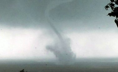 Los ocho muertos registrados hasta ahora en Filipinas son seis víctimas de deslizamientos de terreno, una joven ahogada y un agente de seguridad fallecido al caerle un muro. AFP