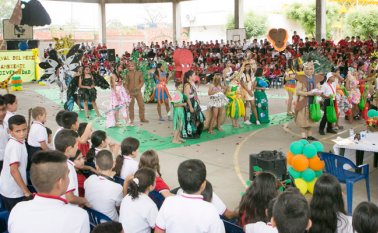 El Festival del Medio Ambiente es visto como una oportunidad para que docentes y estudiantes se integren y reflexionen sobre la importancia de reciclar y de coexistir en armonía con la Tierra. Juan Pablo Cohen