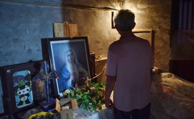 Las personas acuden altares clandestinos para rezar. AFP