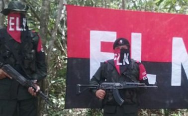 El frente de Guerra Occidental Omar Gómez entregó pruebas del estado de la menor secuestrada, Mayerli Cortés Rodríguez, y de sus padres, quienes la acompañan. Archivo