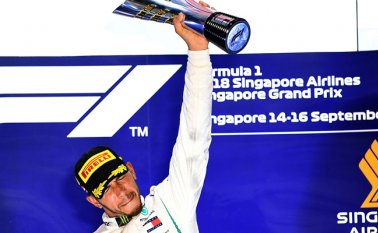 Hamilton se impuso en el Gran Premio de Singapur de Fórmula Uno y tiene 40 puntos más de ventaja en el Mundial sobre el alemán Sebastian Vettel (Ferrari). AFP