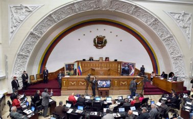 La Asamblea Nacional, de mayoría chavista, apoyó las medidas económicas de Nicolás Maduro, pero para algunos parlamentarios los acuerdos firmados con el gobierno chino endeudan el país y su industria petrolera aún más. Archivo