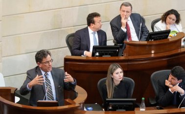 El debate, que inició sobre las 4:00 de la tarde, se desarrolló entre reiterados señalamientos del supuesto enriquecimiento con los bonos. Colprensa