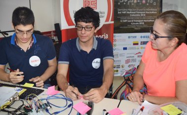 Los 22 proyectos tuvieron como elemento común la optimización de los recursos para el transporte. En la imagen los líderes del proyecto ganador Safe Viatge’ durante la creación de su idea. Cortesía