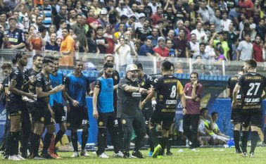 Maradona fue el centro de atención, pero compartió créditos con Vinicio Angulo, la figura del partido. AFP
