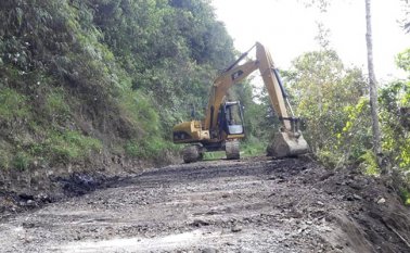 Con una máquina oruga intentan habilitar la vía de Chucarima que comunica a 10 veredas con el poblado en Chitagá. Cortesía