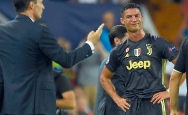 El jugador portugués tuvo que abandonar el juego tras una controvertida acción con el defensor colombiano Jeison Murillo. AFP