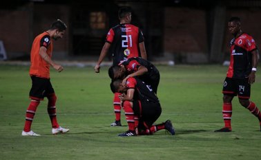 El Cúcuta Deportivo celebró el gol que le dio el triunfo, anoche, ante el Real Santander. El triunfo rojinegro constituyó la conquista de un escaño más en el camino a la A. Juan Pablo Cohen / La Opinión