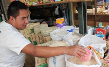 Al pretender gravar la canasta familia con el IVA, el gobierno recibió una avalancha de críticas. Archivo