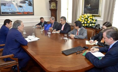 Jean Arnault, se reunió este jueves con el presidente Iván Duque para insistirle en la importancia de continuar con el proceso de paz y trabajar de la mano de la comunidad internacional para superar los retos de la implementación.
Presidencia de la República