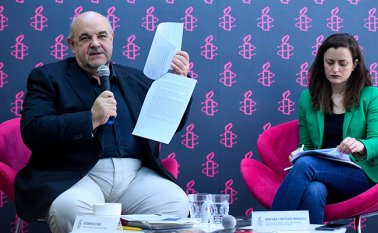 El director de Amnistía Internacional España, Esteban Beltrán y la directora de Justicia Internacional y Políticas de Amnistía Internacional Argentina, Mariana Fountura Marques, presentaron un informe sobre la violencia en Venezuela. AFP