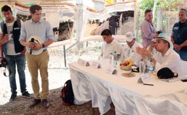 El ministro de vivienda, Jonathan Malagon y el viceministro de Aguas, José Luis Acero, se comprometieron con la comunidad de Villa del Rosario en buscar soluciones para el deficiente servicio de agua que recibe el municipio. En quince días, el viceministro Acero visitará la ciudad para presentar un plan de choque. Mario Franco