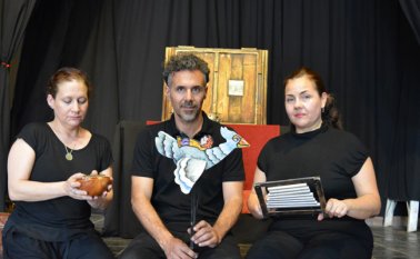 El grupo Argentino Kika, es conformado por Maira Inés de Paco, Gabriel Conti y Marí Catica. Ricardo Barco Suárez