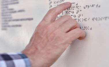 Se pueden adquirir varias versiones del programa por un precio que va desde 2.500 a 4.500 dólares. Internet