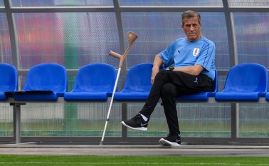 El 'maestro' Óscar Tabarez se ha convertido en un referente que pregona usos, patrones de conducta y hasta modelos de comportamiento. AFP