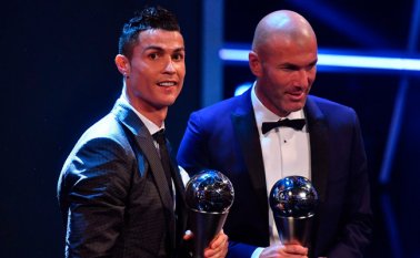 Cristiano Ronaldo aspira a llevarse su tercer premio en el evento organizado por la Federación Internacional del Fútbol Asociado.En la foto lo acompaña Zinedine Zidane. Archivo