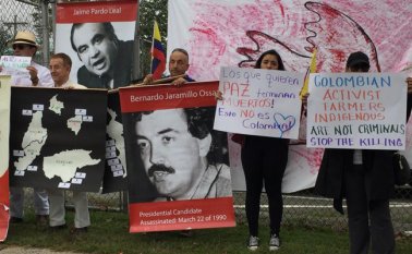 La protesta se lleva a cabo a pocos metros del auditorio donde se realiza el Taller Construyendo País. Colprensa