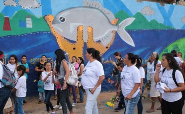 En un inmenso mural, los habitantes de Juan Frío exhiben la riqueza de su tierra y la esperanza que persiste, para que turistas y visitantes lleguen con tranquilidad. César Obando