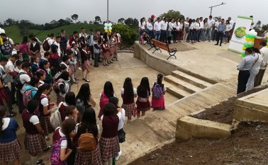 La tierra que se esparce por un terreno abandonado. La Opinión