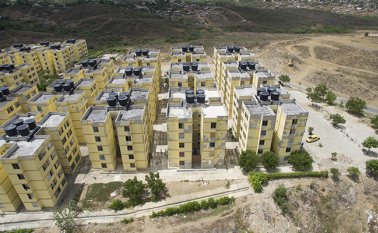 Los topógrafos están haciendo mediciones donde están las 9 edificaciones. Juan Pablo Cohen