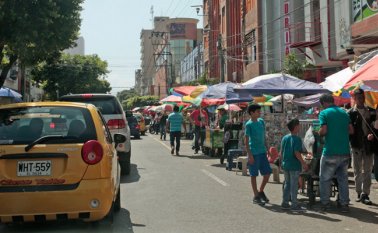 Las ventas informales se han tomado los andenes. Archivo La Opinión