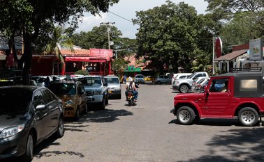 Todos los negocios tienen seguridad privada para garantizar la tranquilidad de sus clientes. Mario Franco / La Opinión