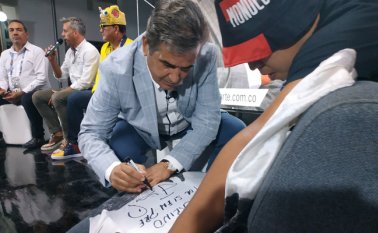 Rodeado por árbitros, entrenadores, niños y demás personas interesadas en el fútbol. Alfredo Estévez / La Opinión