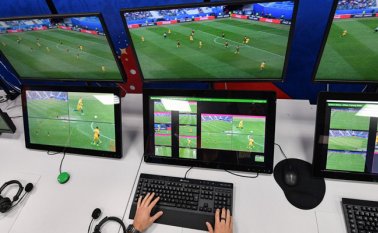 El VAR permite corregir a través de imágenes de televisión eventuales errores de los árbitros.  AFP