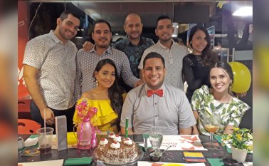 Jesús Gamboa, Cristhian Morales, Mauricio Pinzón, Leonardo Acuña y Keila Ovalle. Sentados: Julieta Vera, Sergio Pérez y Lady Angarita. Laura Correal / La Opinión