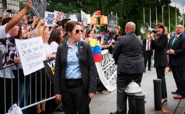 La embajadora de Estados Unidos ante la ONU, Nikki Haley, lanzó arengas contra el presidente de Venezuela, Nicolás Maduro, ante manifestantes venezolanos reunidos frente a la sede de Naciones Unidas, en Nueva York. AFP