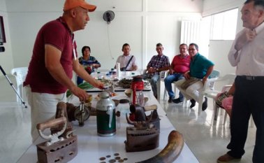 Ancianos y niños del corregimiento de San Pablo, Teorama, participaron de la exhibición de objetos antiguos para la recuperación de la memoria histórica. Cortesía