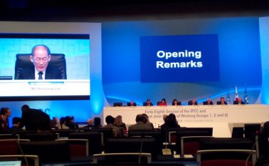 El informe fue encargado por la ONU tras el Acuerdo del Clima de París de 2015. El presidente del IPCC, el surcoreano Lee Hoe-sung, agradeció en la apertura del plenario su esfuerzo a los autores y a los distintos Gobiernos implicados en el informe que verá la luz el próximo 8 de octubre. Tomada de Twitter @IPCC_CH