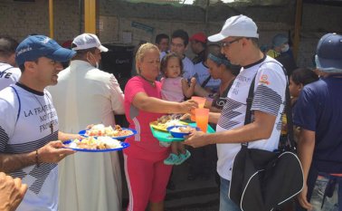Se sirvieron aproximadamente 3.500 almuerzos y previamente el presidente de la conferencia episcopal colombiana, monseñor Oscar Urbina, ofició la misa.
 Alfredo Estévez / La Opinión
