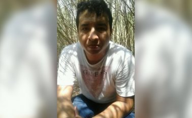 Marlon Orlando aparece en esta imagen, tomada de un video, como prueba de supervivencia enviada por sus captores. La Opinión