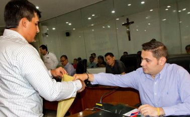 El concejal del partido Conservador, Leonardo Jácome, (derecha), quien cumple su segundo periodo en la corporación, será el encargado de presidir la mesa directiva el próximo año. Alfredo Estévez