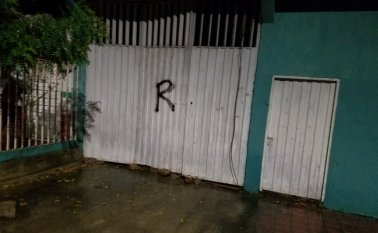En algunas casas del sector hay grafitis con la letra R, alusiva a Los Rastrojos. Cristian Herrera