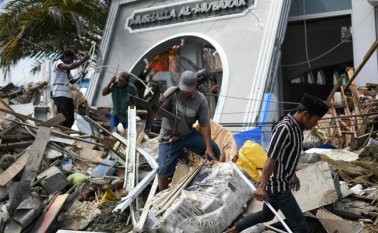 Más de mil personas continúan sepultadas bajo los escombros y el barro. AFP