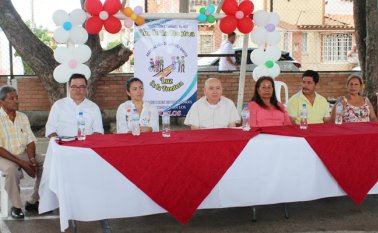 Ángel Rodríguez, Richard Alzate Becerra, Lady Morales Sarmiento, secretaria de Desarrollo Social del Departamento, el padre José Manuel Díaz, párroco de San Judas Tadeo de El Escobal, Nubia Vargas, presidenta de la asociación, Edgar Giraldo, Edil de la Comuna 4 y Rosa Sanabria, secretaria. Cortesía