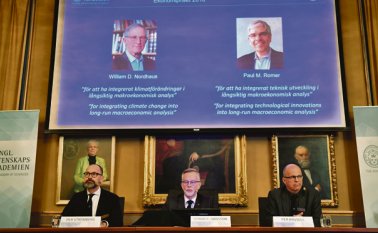 Per Strömberg, Göran K. Hansson y Per Krusell anunciaron los ganadores del premio nobel de economía en una conferencia de prensa en la Academia de las Ciencias de Suecia, en Estocolmo. Henrik Montgomery / AFP