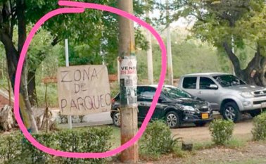 Los fines de semana usan letreros que señalan la zona de parqueo. Mario Franco