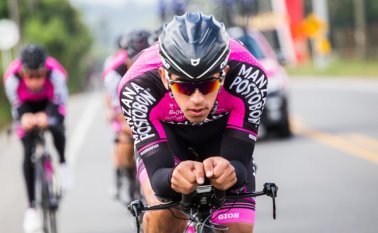 Sebastián Molano no sólo subió al podio como el ganador de la primera etapa del Tour de Taihu Lake, también recibió la camiseta verde que lo acredita como el líder por puntos. Colprensa