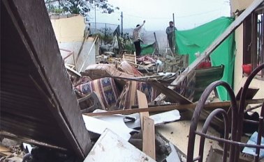 El cilindro bomba lanzado contra la estación policial de San Calixto cayó sobre la casa de la familia Machado cuando sus integrantes dormían; la vivienda fue destruida y sus ocupantes murieron (javier sarabia 3-19-2011) La Opinión