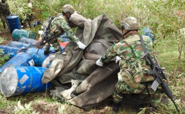 Los soldados incautaron insumos para producir la coca. Ejército