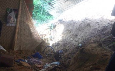 Una pared se derrumbó y tapó a la mujer y a los dos menores. Cortesía