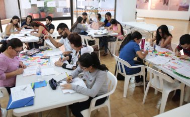 A los cerca de 20 asistentes se les dieron herramientas básicas para la elaboración de dibujos y el manejo del color. César Obando