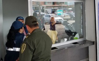 Los uniformados revisaron documentación de estos negocios comerciales. La Opinión