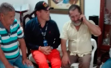 Ángel David Castilla Sánchez sus familiares. En la foto está acompañado del Defensor Regional en Ocaña, Nelson Arévalo. Cortesía