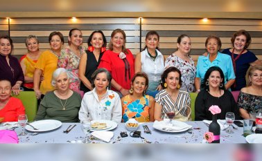 Mary Sepúlveda, Mariela de Muñoz, Margarita de Yáñez, Lucy de Lamk, Mariana de Suz, María Inés Blanco, Mary de Rodríguez, Yamileth Galavis, Rita de Tarazona y Yolanda de Yáñez. Sentadas: Gloria Rodríguez, Nelly de Rojas, Graciela de Peñaranda, Sofía Guerra de Figueroa, Amanda de Ramírez, María Nella Hernández de Asaff y Gladys de Asaff. Mario Caicedo